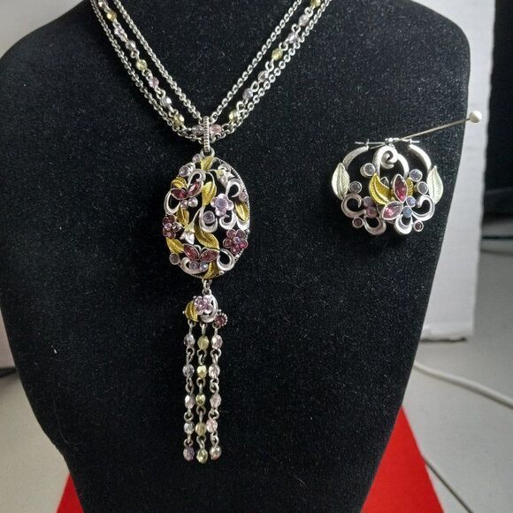 Floral Pendant DangingSilver tone metal and Beads Necklace